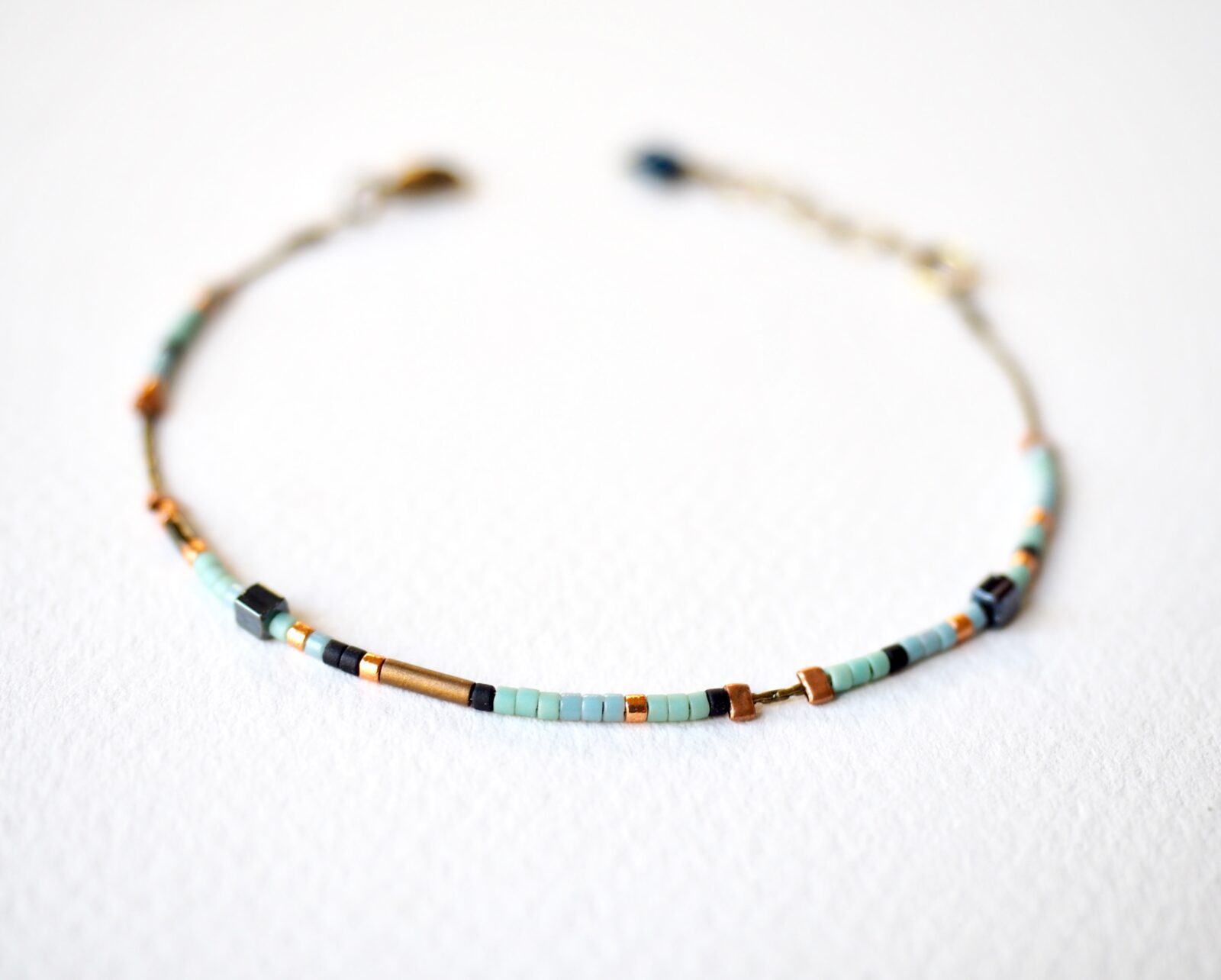 bracelet minimaliste, bijou de créateur, chaîne laiton très fine, perles de verre japonaises, perles Miyuki, sequin émaillé.