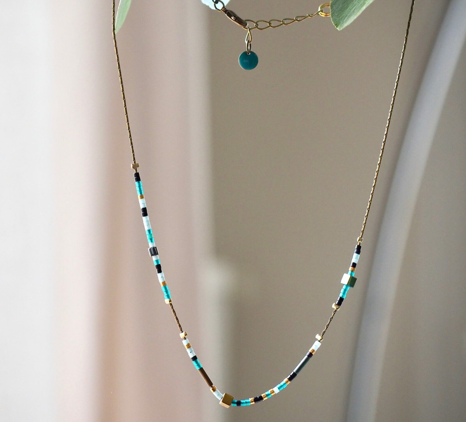collier ras de cou minimaliste, bijou de créateur, chaîne laiton très fine, perles de verre japonaises, perles Miyuki, sequin émaillé.