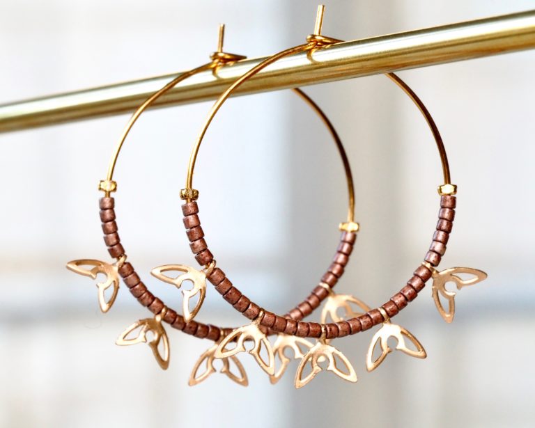 Boucles d'oreilles créoles en laiton doré ,  fines perles de verre japonaises Miyuki et épis en métal doré .
