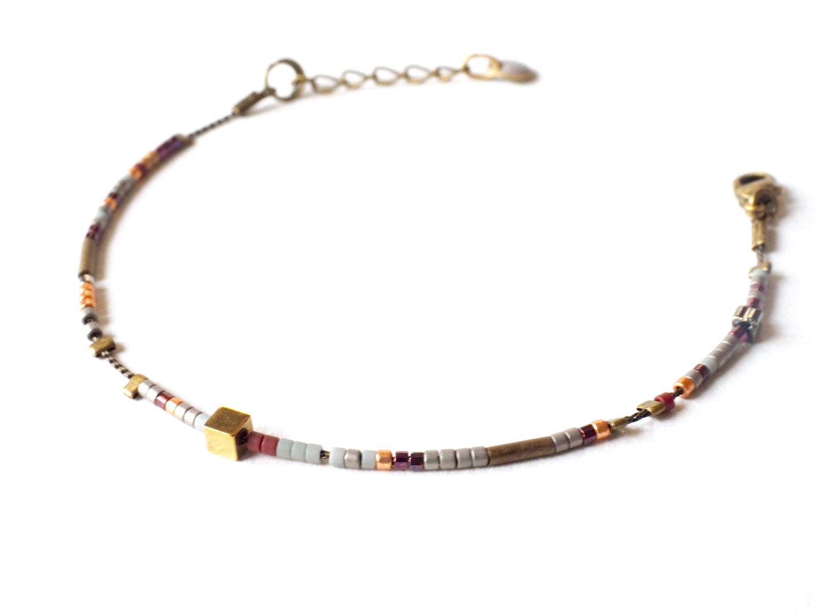 bracelet délicat, bijou de créateur, chaîne laiton ultra fine, perles de verre japonaises, perles Miyuki, sequin émaillé, ajustable.