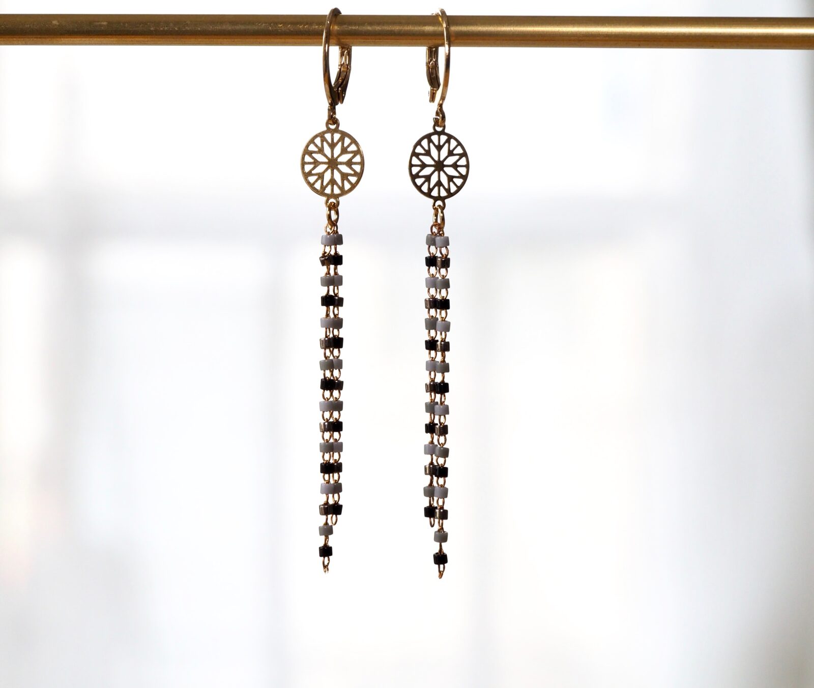 Boucles d'oreilles pendantes délicates, fines estampes dorées à l'or fin, chaînettes composées de petites perles japonaises Miyuki.