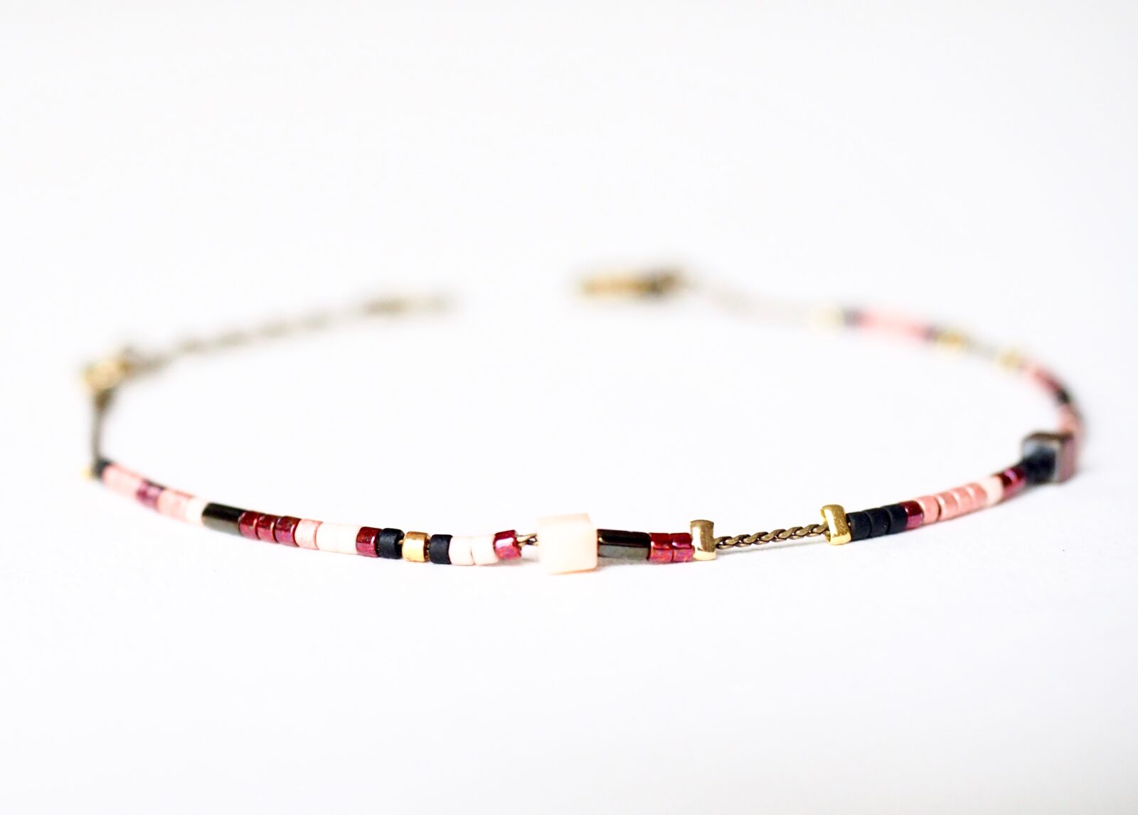 bracelet minimaliste, bijou de créateur, chaîne laiton très fine, perles de verre japonaises, perles Miyuki, sequin émaillé.