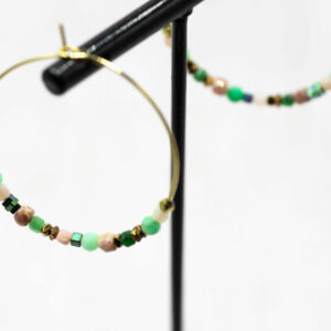 Créoles dorées à l’or fin, pierres naturelles bleu-vert et rose