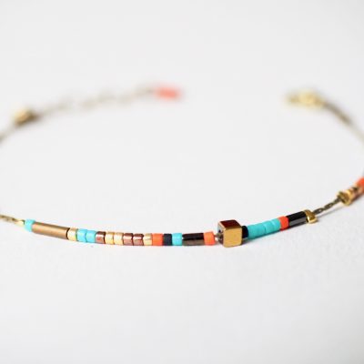 bracelet minimaliste, ultra-fin, bijou de créateur, perles de verre japonaises, perles Miyuki, sequin émaillé.